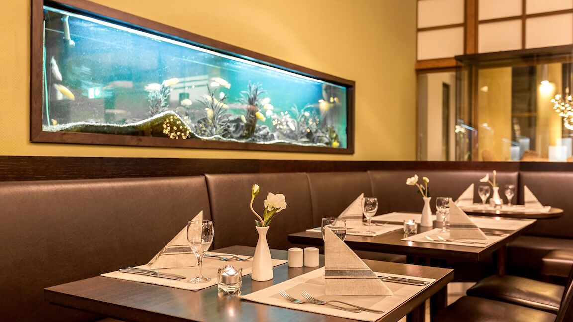 43b0830 Restaurant Mit Gedecktem Tisch Und Aquarium